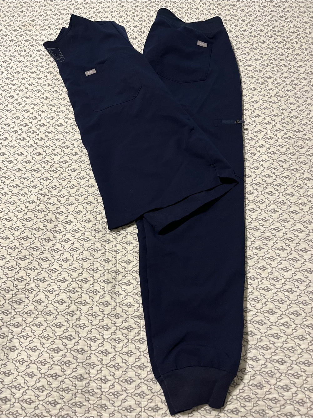 Figs Technical Navy Jogger Scrub Pants and Shirt Top Set Size Large Very Comfy